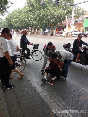 73岁老人骑电动车，小车超车右转，老人受到惊吓摔倒如何判责后车摔倒了感觉是自己的问题怎么办车后摔倒车主判次责 优惠(205506)