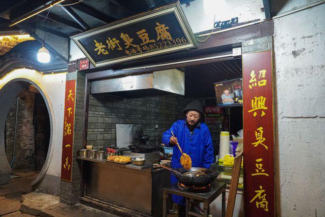 广州天河一带好吃的美食有哪些推荐店员公厕冲洗臭豆腐视频店员公厕冲洗臭豆腐 汽车19